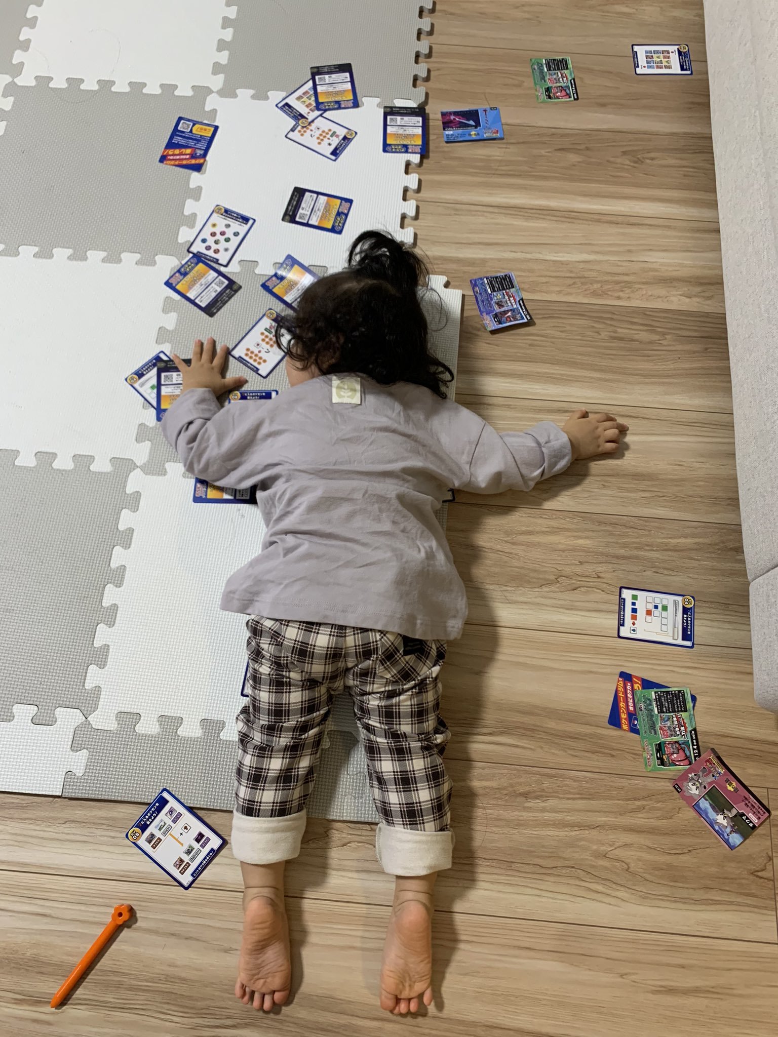 「1歳の娘が“闇のデュエルに負けたやつ”みたい」　散乱したカードに寝転ぶ女の子の写真がどう見てもバトルシティ