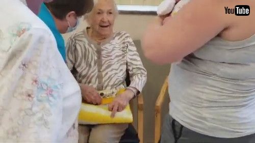 「108-Year-Old Great Great Grandmother Meets Newborn Baby || ViralHog」