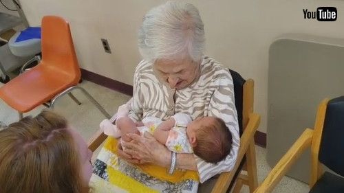 「108-Year-Old Great Great Grandmother Meets Newborn Baby || ViralHog」