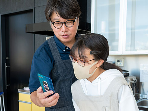 サイトを確認するスズちゃんとパパ