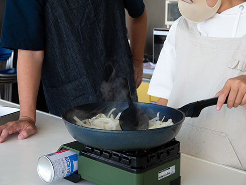 コンロの火を弱めるスズちゃん