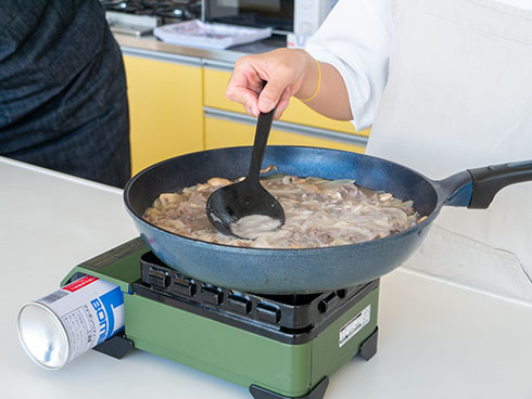 あく取りをしているところ