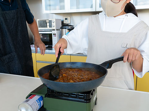 スズちゃんがソースをかき混ぜているところ