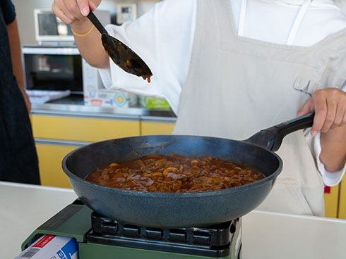 スズちゃんがとろみを確認しているところ