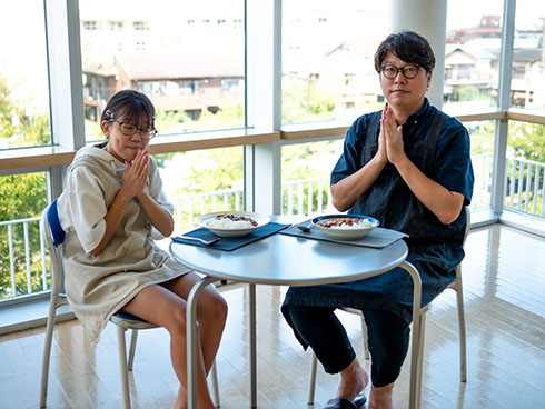 手を合わせていただきますする三ツ谷親子