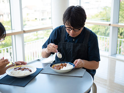 完熟トマトのハヤシライスソースを食べる三ツ谷さん
