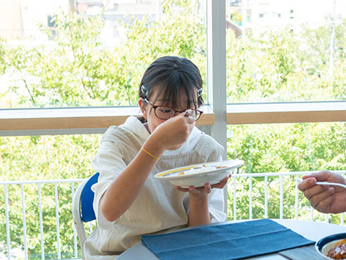 完熟トマトのハヤシライスソースを食べるスズちゃん