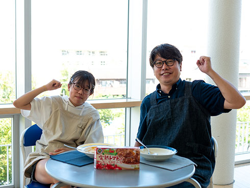 ガッツポーズする三ツ谷親子