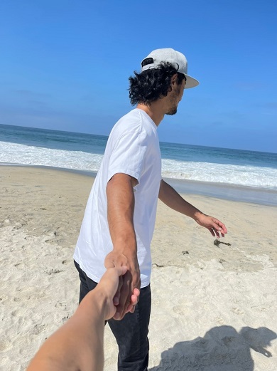 ダルビッシュ 有 聖子 夫婦 オフ 海岸 手つなぎ 