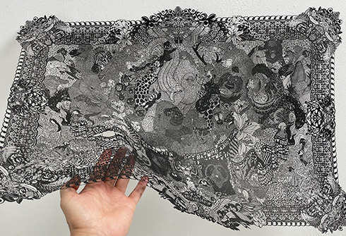 手作業を極めた細密な仕上がり　恐竜や動物をかたどった切り絵作品の迫力がすごい