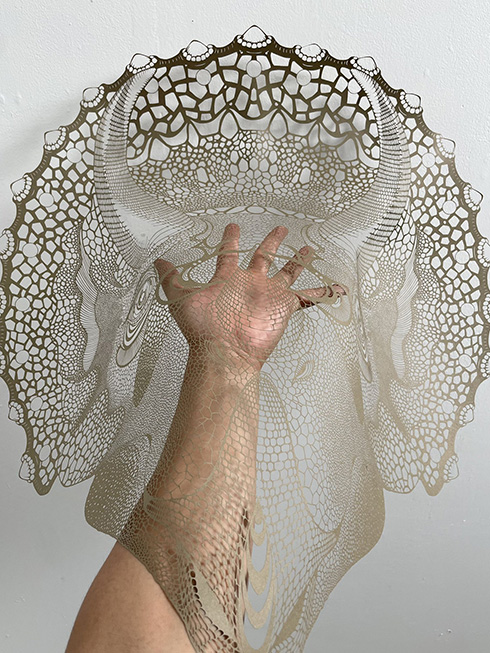 手作業を極めた細密な仕上がり　恐竜や動物をかたどった切り絵作品の迫力がすごい