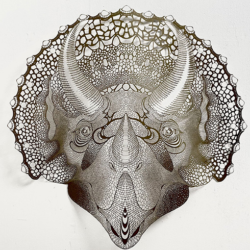 手作業を極めた細密な仕上がり　恐竜や動物をかたどった切り絵作品の迫力がすごい