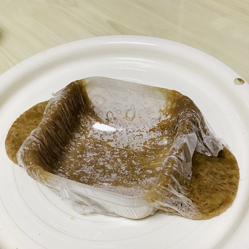 「いまだかつてないほど失敗した蒸しパン見て」　自由気ままに容器からあふれた様が別のなにかに見える