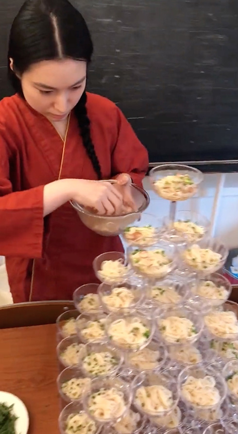 シャンパンタワーのように薬味をぱらぱら　そうめんタワーでゴージャスなわんこそばが楽しめそう