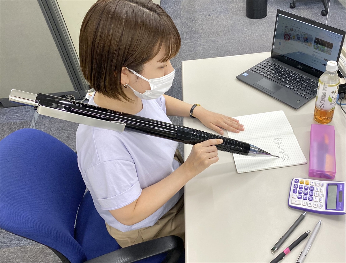 「デカい」「ペンは剣よりも強し（物理）」　サクラクレパスの巨大シャープペンシルにネット民困惑、広報担当者に話を聞いた