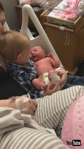 「Big Brother and Little Sister Share Precious Moment || ViralHog」