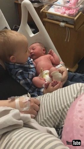 「Big Brother and Little Sister Share Precious Moment || ViralHog」