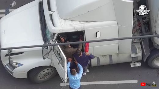 メキシコ 事故 事件 大型トレーラー 暴走