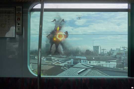 電車 車窓 ゼットン 写真 合成 オモ写
