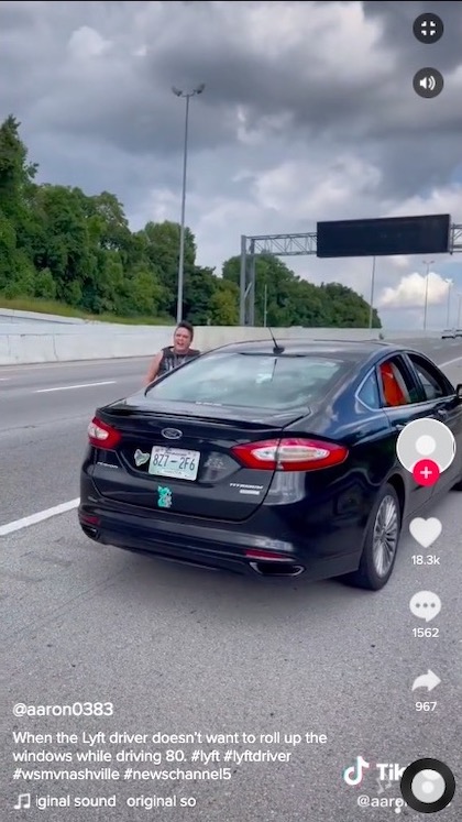 オンライン配車サービス Lyft ドライバー 暴挙 高速道路 置き去り