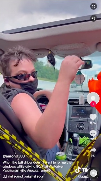 オンライン配車サービス Lyft ドライバー 暴挙 高速道路 置き去り