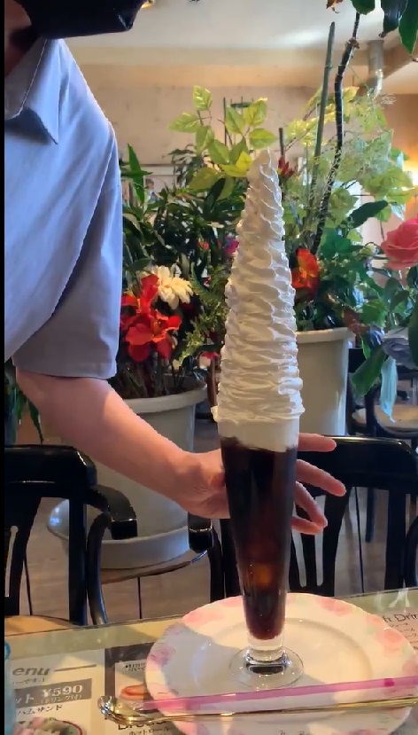「反則でしょ」　ありえない量のクリームが爆盛り　名古屋のカフェの「ウインナーコーヒー」が話題