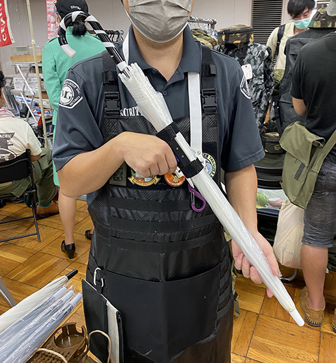 雨の日の通勤でテンション上がりそう　傘用グリップ「アンブレラ　ホルスター」が安心だしかっこいいと話題