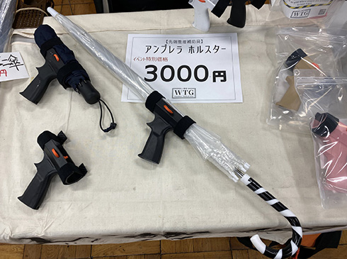 雨の日の通勤でテンション上がりそう　傘用グリップ「アンブレラ　ホルスター」が安心だしかっこいいと話題