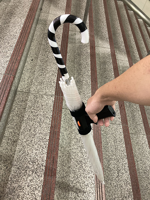 雨の日の通勤でテンション上がりそう　傘用グリップ「アンブレラ　ホルスター」が安心だしかっこいいと話題