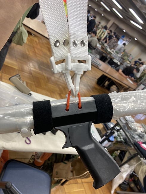 雨の日の通勤でテンション上がりそう　傘用グリップ「アンブレラ　ホルスター」が安心だしかっこいいと話題