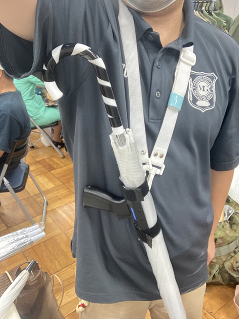 雨の日の通勤でテンション上がりそう　傘用グリップ「アンブレラ　ホルスター」が安心だしかっこいいと話題