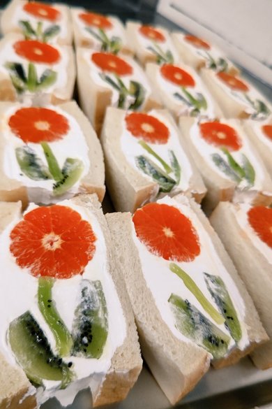 断面萌えなお花のフルーツサンド