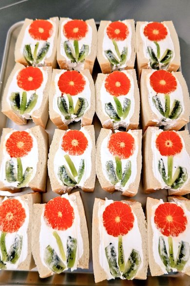 断面萌えなお花のフルーツサンド