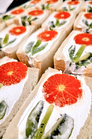 断面萌えなお花のフルーツサンド