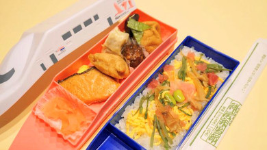 新潟「上越新幹線 Max ありがとうオール2階建て弁当」（1634円）：感謝