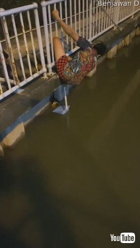 「Kid Saves Crying Kitten from Drowning || ViralHog」