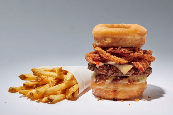 TGI フライデーズ ワタミ クリスピー・クリーム・ドーナツ・ジャパン ドーナツハンバーガー