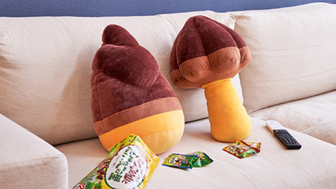 「きのこの山」と「たけのこの里」がビッグサイズに　ギュッとしてリラックスできる立体ぬいぐるみが登場