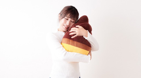 「きのこの山」と「たけのこの里」がビッグサイズに　ギュッとしてリラックスできる立体ぬいぐるみが登場