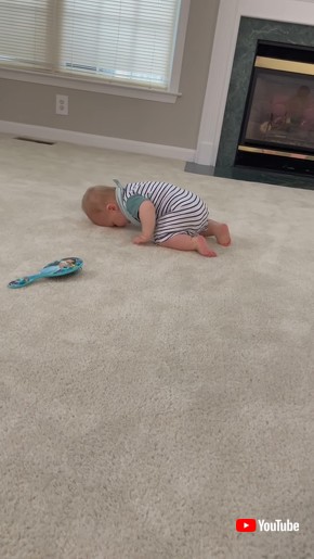 眠いけどハイハイはしたい赤ちゃん