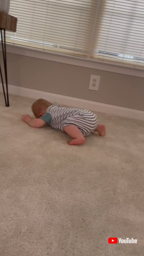 眠いけどハイハイはしたい赤ちゃん