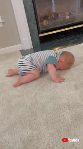 眠いけどハイハイはしたい赤ちゃん