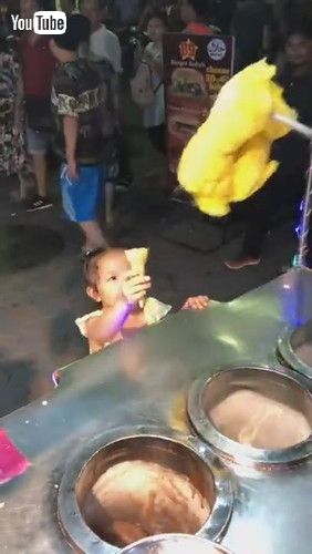 「Ice Cream Vendor Sells Smiles || ViralHog」