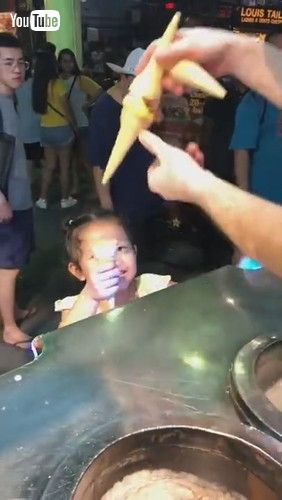 「Ice Cream Vendor Sells Smiles || ViralHog」