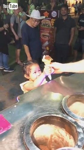 「Ice Cream Vendor Sells Smiles || ViralHog」