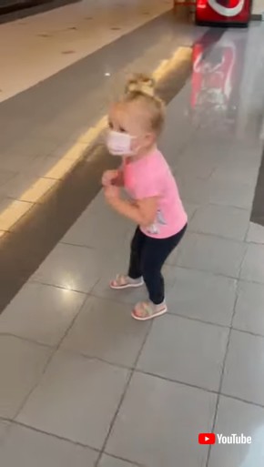 暗い色のタイルが怖い女の子