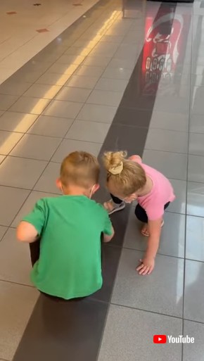 暗い色のタイルが怖い女の子