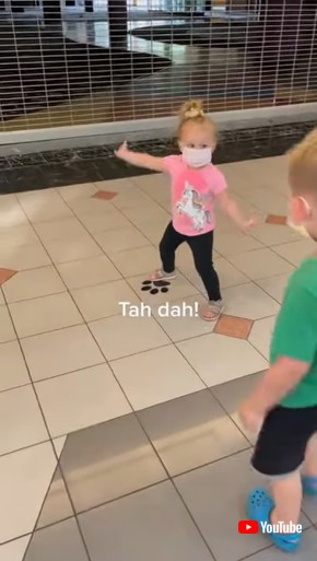 暗い色のタイルが怖い女の子