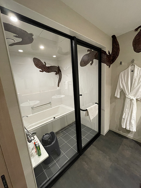 「想像以上にオオサンショウウオの圧やばい」　京都にあるホテルのオオサンショウウオルームがすごい