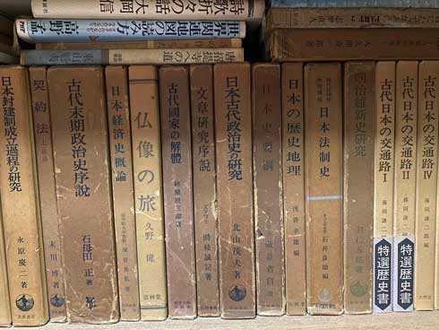 遺品整理 本棚 煙 跡 本の亡霊たち